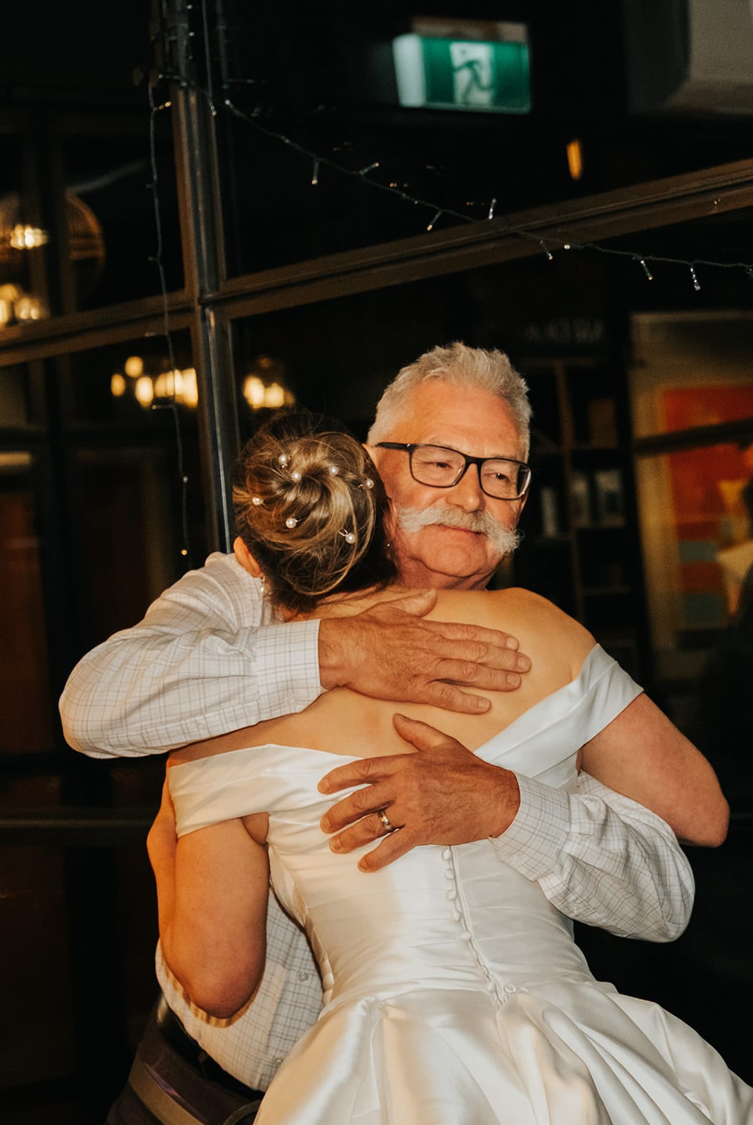 Jessica hugging her dad after his speech